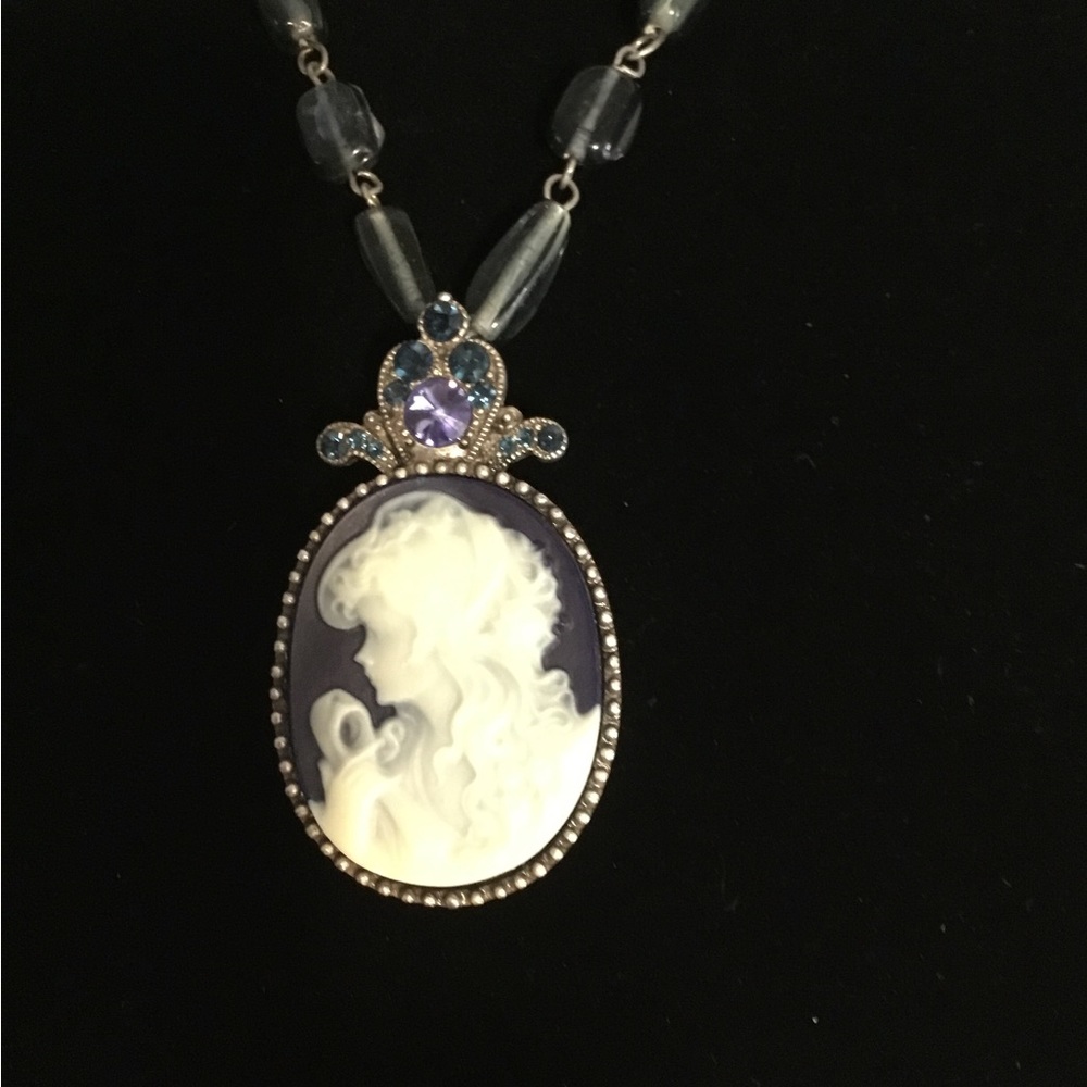 HOST PICK- VINTAGE WORTHINGTON LONG BEAD CAMEO NECKLACE.